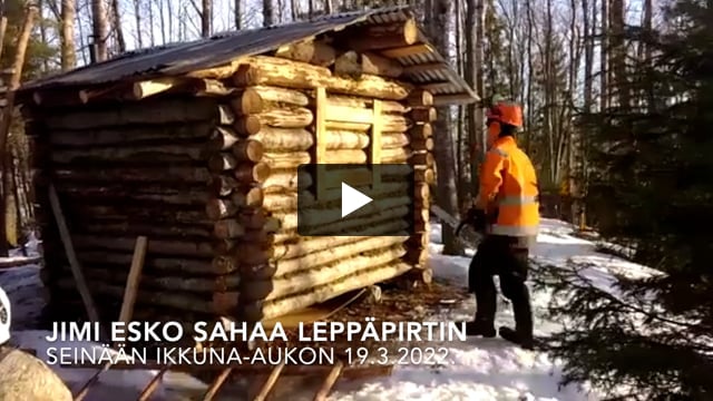 Itse kudottu matto kruunaa Leppäpirtin sisustuksen – erämajan rakentajat viimeistelivät luomuksensa talven aikana, katso video!
