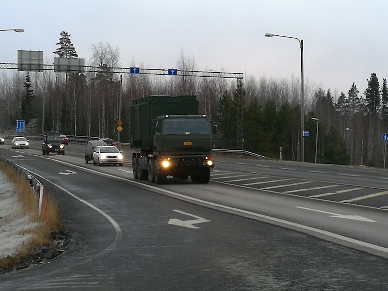 Liikenne on yksi suurimmista päästöjen aiheuttajista Hämeenkyrössä. Kolmostietä käyttävät paikallisten lisäksi muös kunnan läpi ajavat. Arkistokuva.