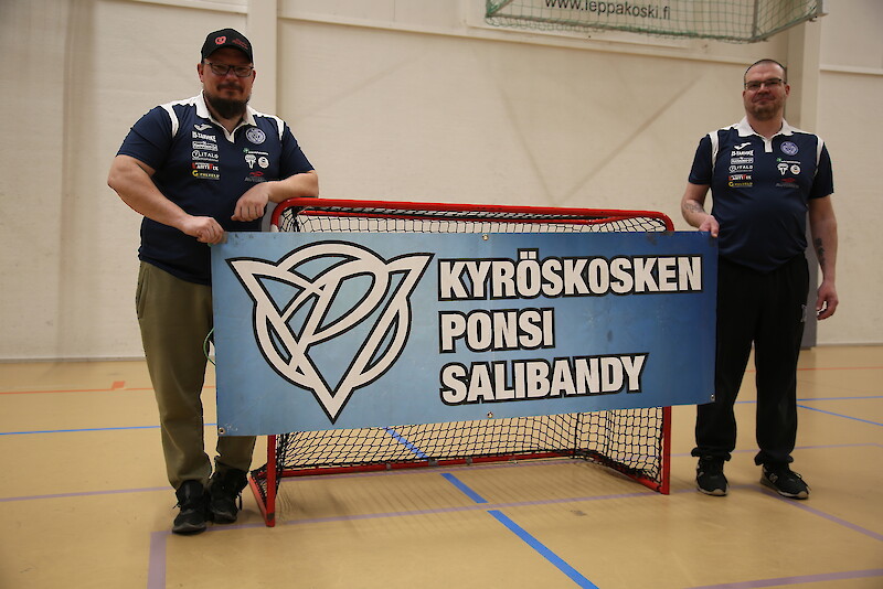 KyPon miesten salibandyjoukkueen valmentaja Raimo Virtanen ja joukkueenjohtaja Rami Ahola saivat jännittää sarjanousua kauden päätösotteluun asti.