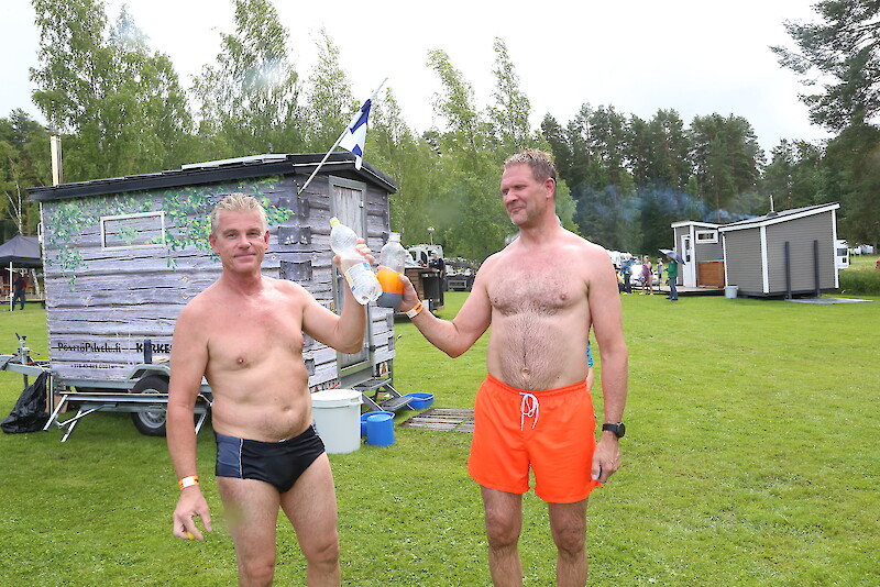 Kippis saunalle ja suvelle! Ylöjärveläiset Jarkko Vuolle ja Atro Kulman nauttivat Saunafestivaalien tunnelmasta.