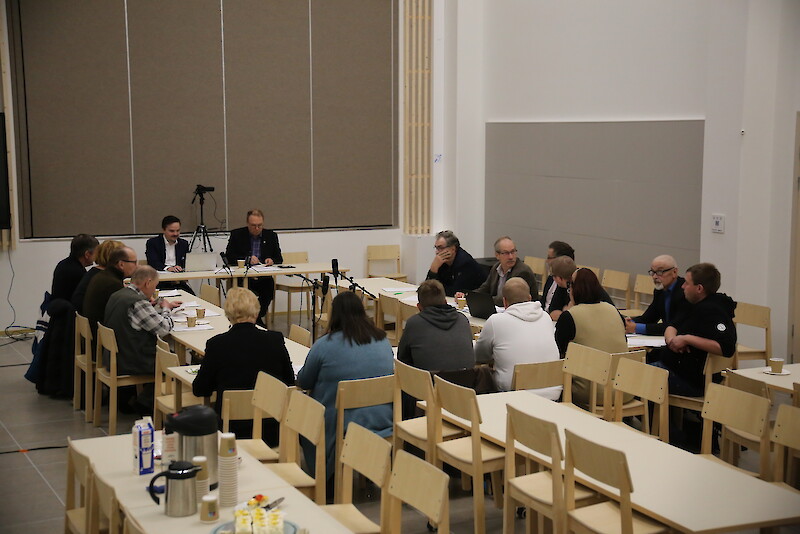 Jämijärven valtuusto piti nopeasti ylimääräisen kokouksensa, jonka ainoana päätettävänä asiana oli tilapäisen valiokunnan perustaminen kunnanjohtajan luottamuksen selvittämiseksi.