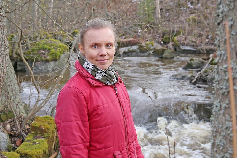 Kirjailija Anni Kytömäki on asunut Hämeenkyrössä nyt kuusi vuotta putkeen. Hän tosin asui kunnassa myös 2000-luvun alussa opiskellessaan yrttiviljelijäksi Osaralla.