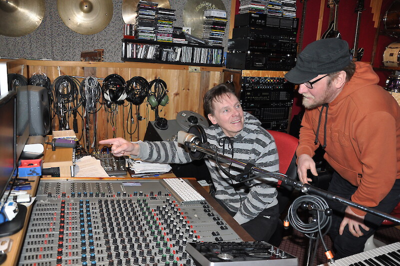 Jarmo Kirsilä ja Pekka Vänni ovat hioneet yhdessä tekemäänsä kappaletta Kirsilän studiossa.