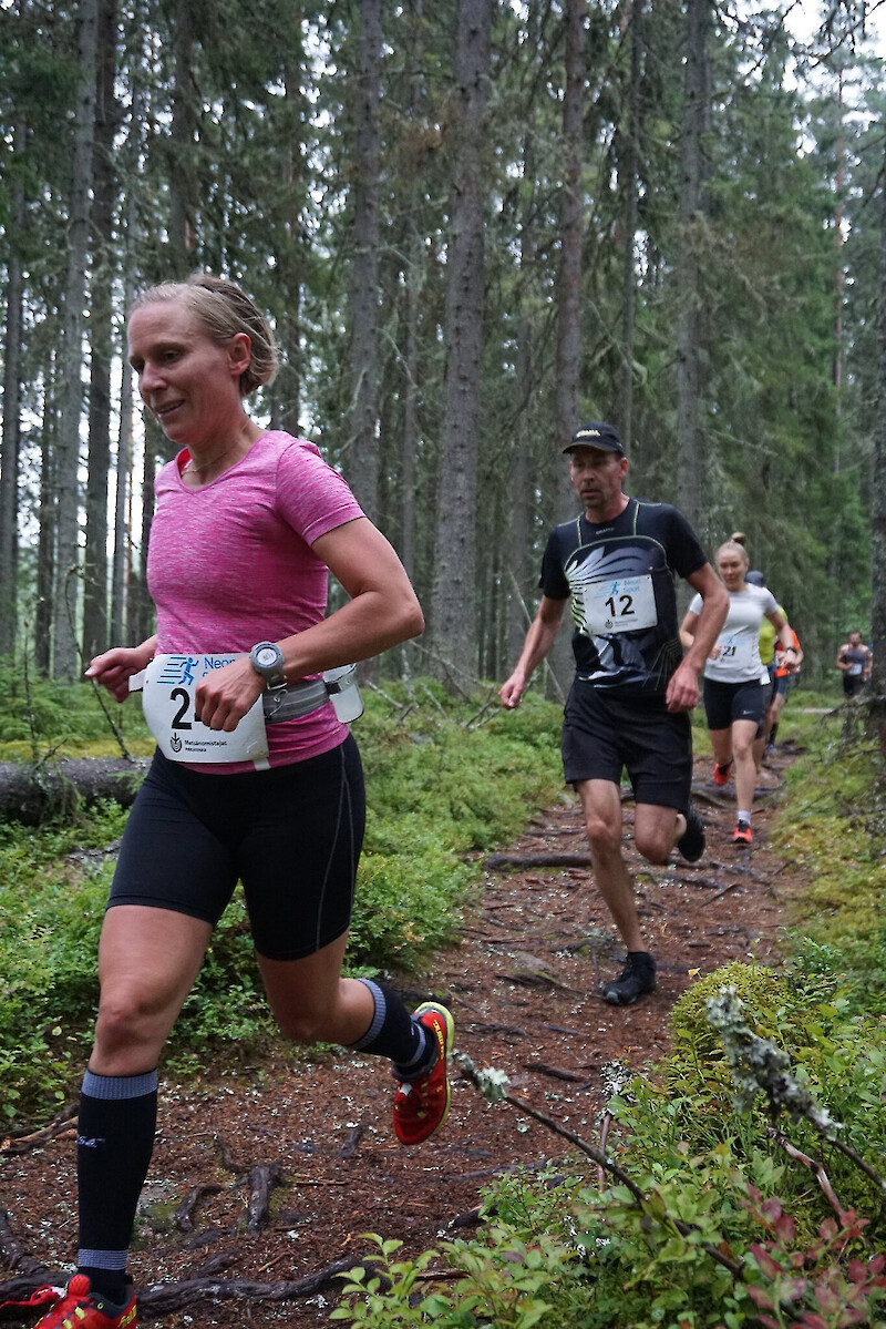 Arkistokuvassa elokuulta 2021 Seitsemisen poluilla juoksevat Hanna-Mari Siivonen ja hänen perässään Lauri Ylivakeri. Kuvaaja: Iivo Kotamäki