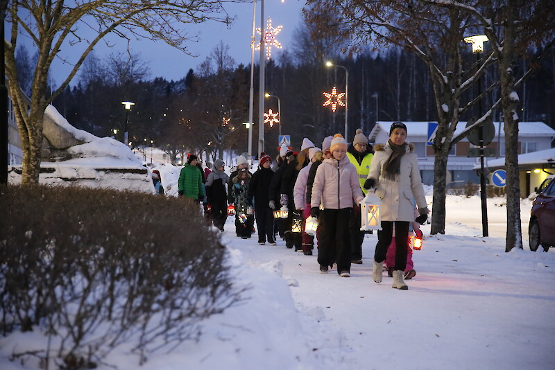 Kyröskosken koulun väki aloitti joulukuun ensimmäisen päivän tunnelmallisesti. Pitkää lyhtykulkuetta johti rehtori Riikka Toivonen.