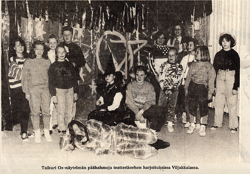 Viljakkalan nuoret teatterintekijät esiintyivät myös Hämeenkyrön Sanomien sivuilla. Taikuri Oz ja neljän tuulen noidat -spektaakkelissa 1992 Aino Lähteenmäki sai pääroolin.