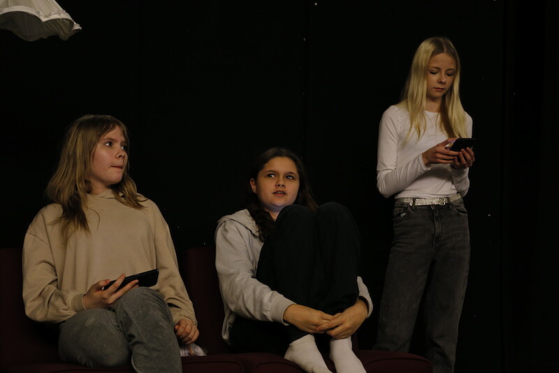 Joanna Lauronen, Lilja Löf ja Sella Grén ovat näytelmässä digilaitteiden pauloissa.