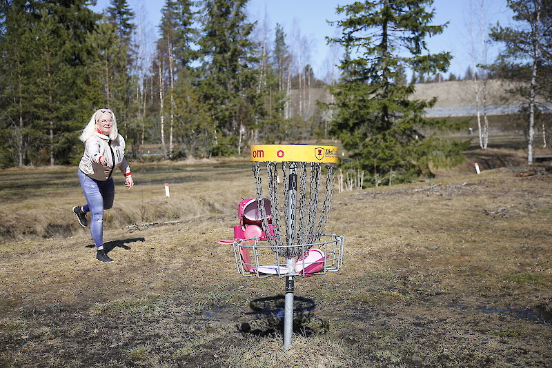 Brutal Forcen puheenjohtaja Suvi Mäkelä aloitti frisbeegolfin nelisen vuotta sitten ja nyt repussa kulkee melkoinen määrä kiekkoja.