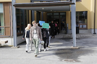 Hämeenkyrön lukiolaiset marssivat ulos oppilaitoksestaan tänään torstaina.