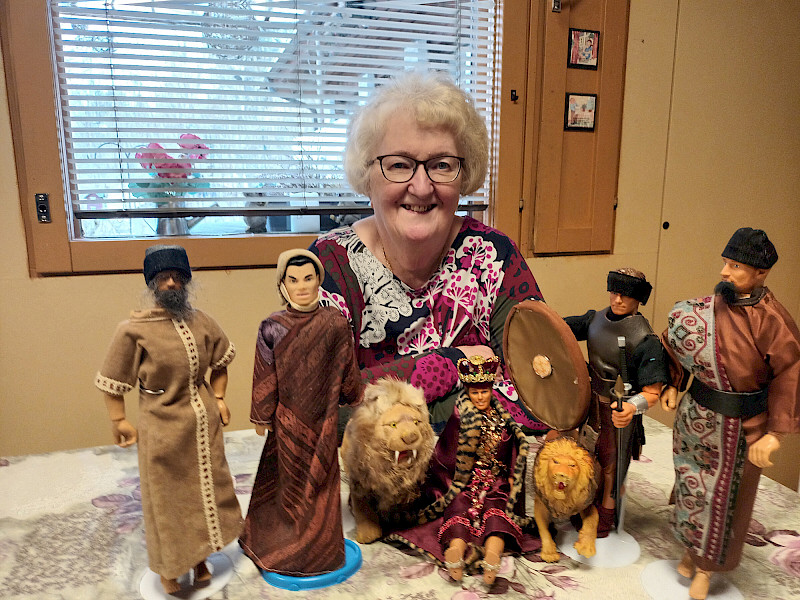 Eila Tenkanen on kiertänyt yhdessä puolisonsa Heikin kanssa Suomen kouluja ja seurakuntia kertomassa Raamatun kertomuksia barbie-nukkejen välityksellä.