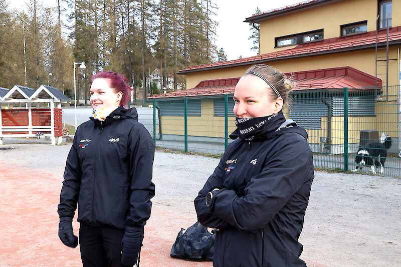 Räpsän B-tyttöjen pelinjohtajat Jutta Kivimäki ja Laura Karjalainen uskovat joukkueesta välittyvän ilon pelata.