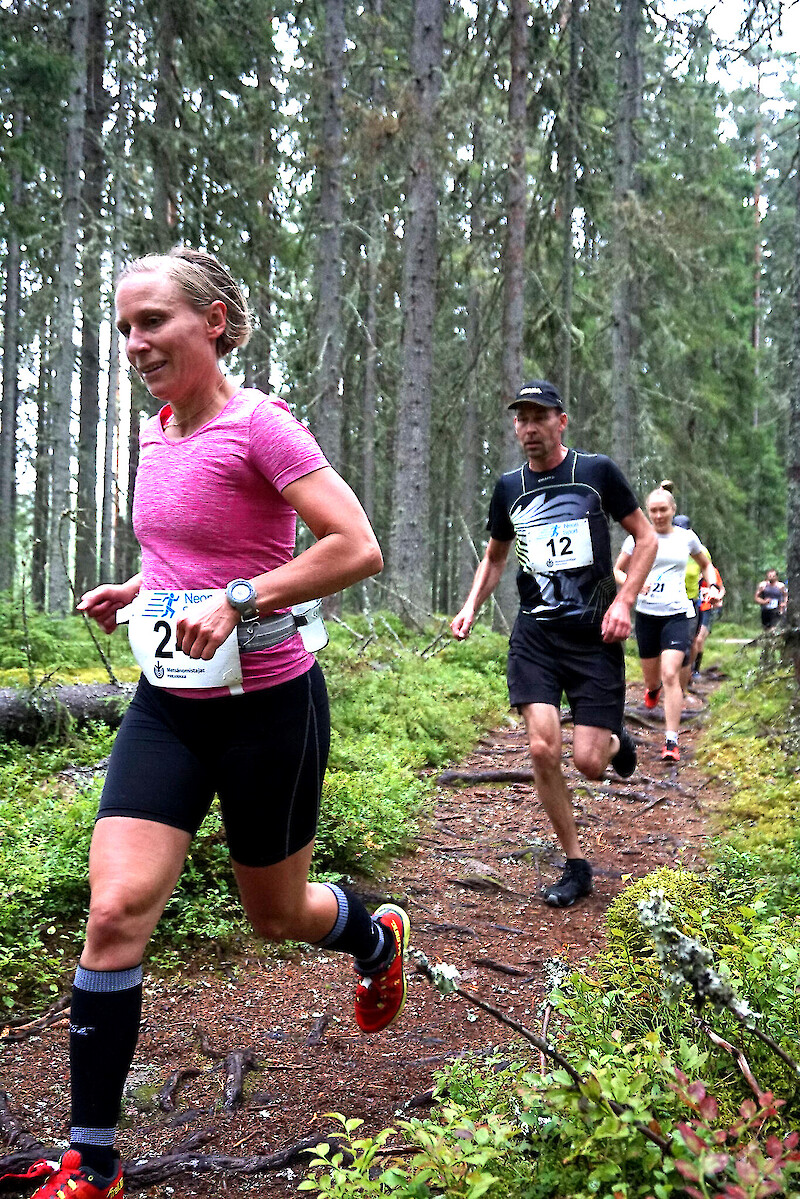 Kuvassa Seitsemisen poluilla juoksevat Hanna-Mari Siivonen ja hänen perässään Lauri Ylivakeri. Kuva: Iivo Kotamäki