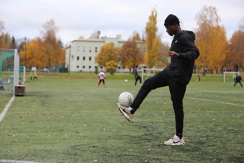 Demba Camara, 17, tähtää ammattijalkapalloilijaksi.