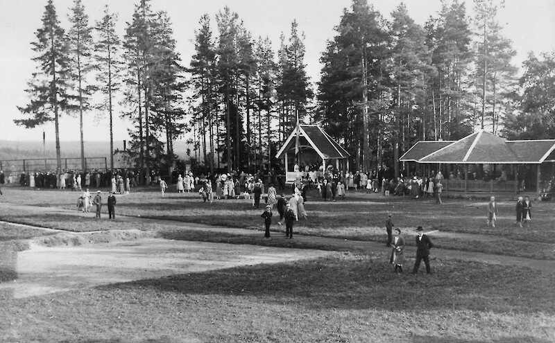 Hämeenkyrön ensimmäinen urheilukenttä sijaitsi harjulla nykyisten Selvaagin talojen paikalla. Juoksurata oli vain 200 metriä pitkä. Kentän laidalla oli tanssipaviljonki juhlia varten.