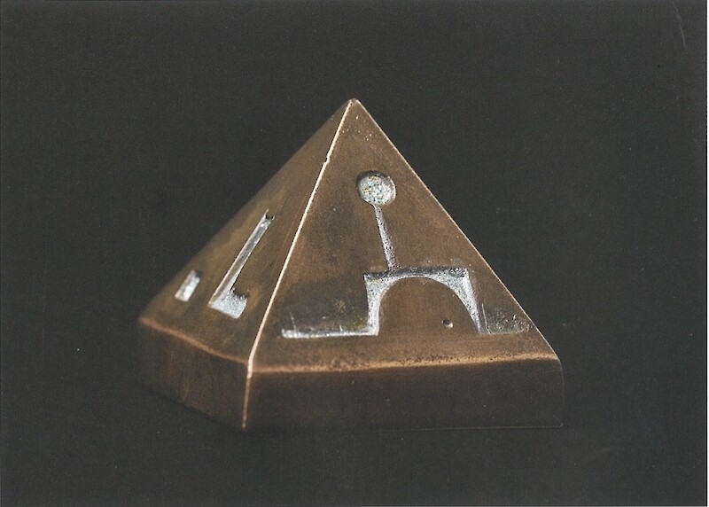 Pyramid on pronssista valettu teos, johon on kaiverrettu myyttisiä kuvioita, kuin viestejä ihmiskunnan alkuajoilta.