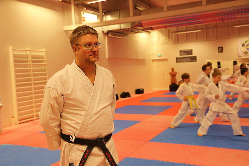Timo Koski on tyytyväinen Shotokan -karateseuran uusista tiloista. Niissä voi harrastaa joko kuntoilumielessä tai tavoitteellisemmin.