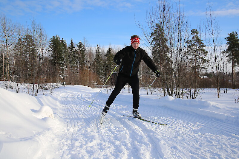 Heikki Raipala valmistautuu ensimmäiseen Pirkan Hiihtoonsa. Tavoitteena on hiihtää 90 kilometrin taival alle seitsemässä tunnissa.