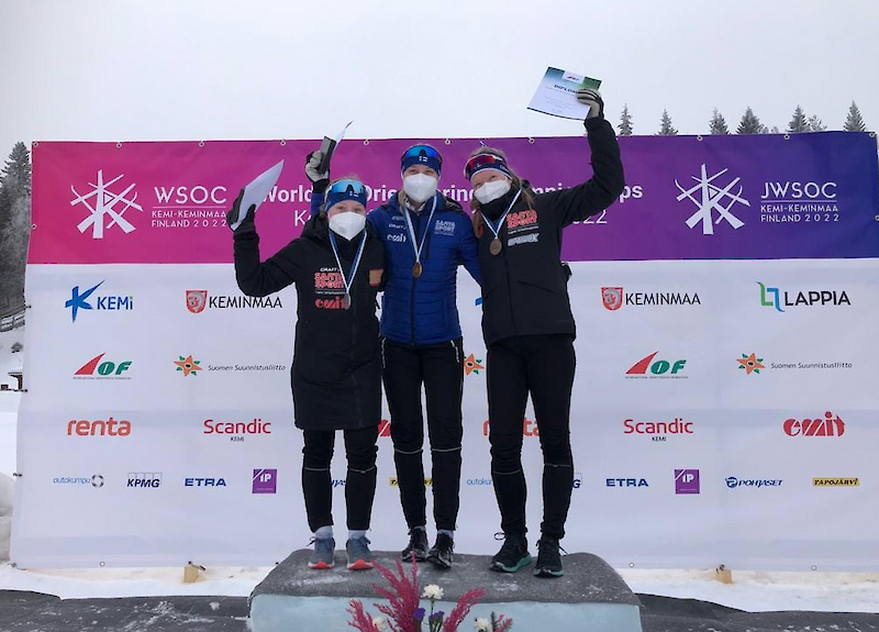 Hiihtosuunnistuksen sprinttimatkan EM-mitalistit 17-vuotiaiden tyttöjen sarjassa: Sanni Hoskari, Anni Salmela ja Johanna Naskali.